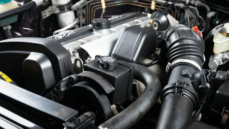 ¿Cómo se realiza el mantenimiento del motor de mi vehículo?